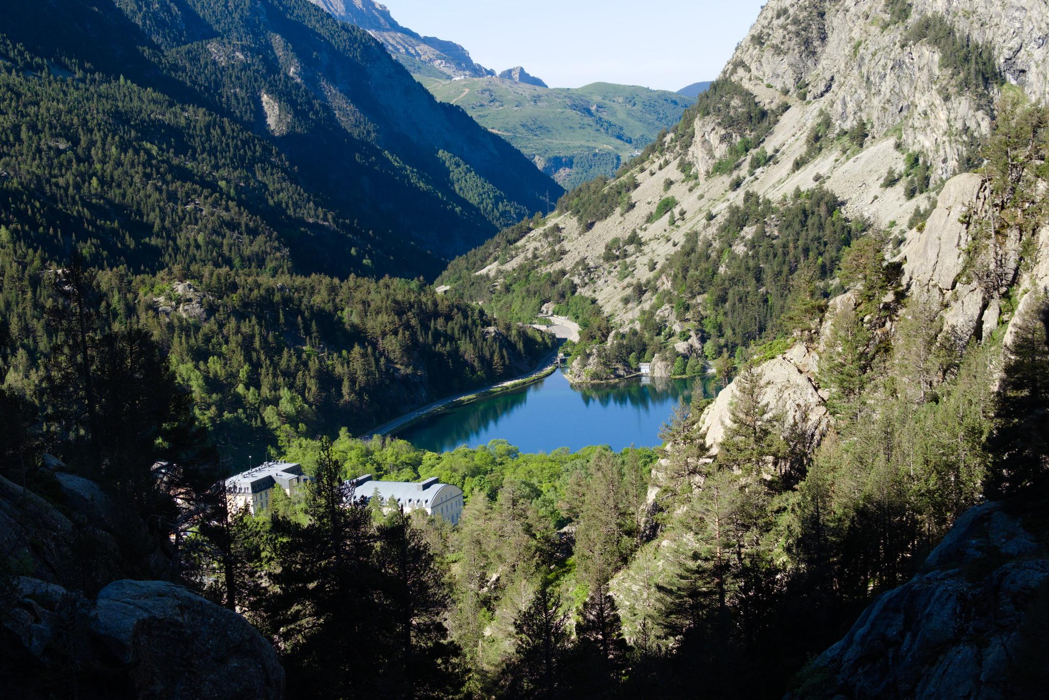 Baños de Panticosa and its kake, the start point of the walk