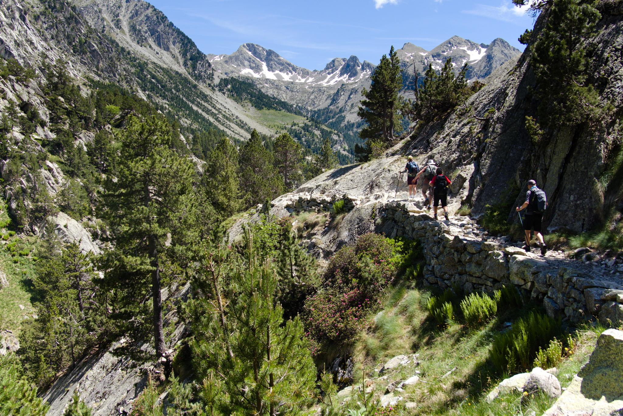 The hiking trail returning to Baños de Panticosa brings spectacular situations such as this one, high above the river valley