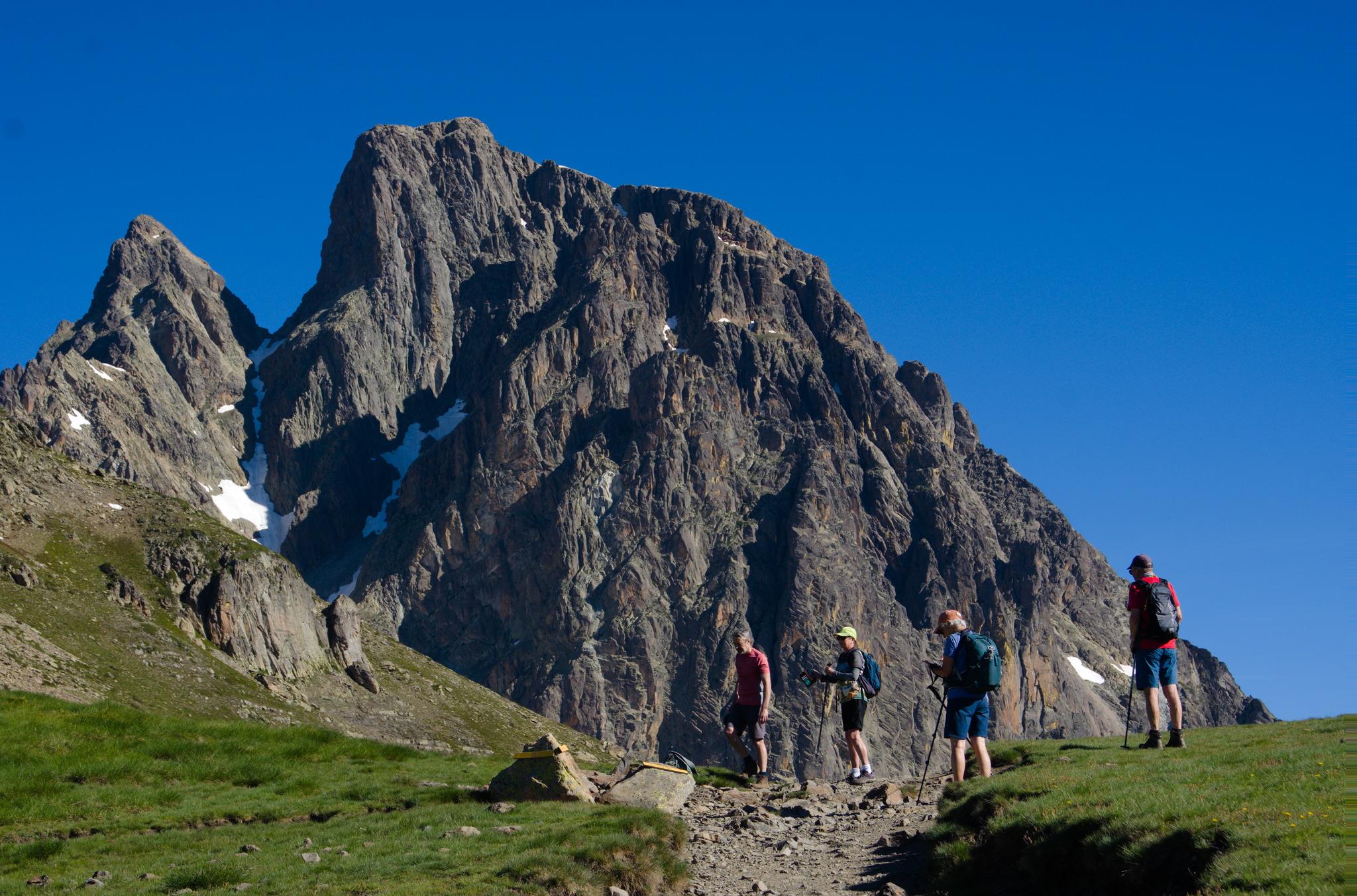 4 members of our hiking group standing on the col with the Pic du Midi d'Ossau 2884 rising behind