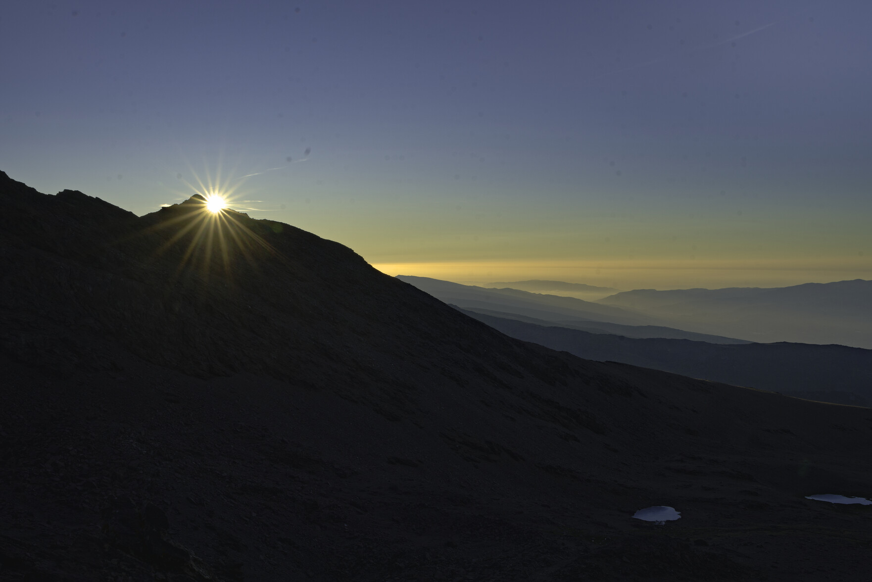 The morning sun arrives over the Peñon del Globo