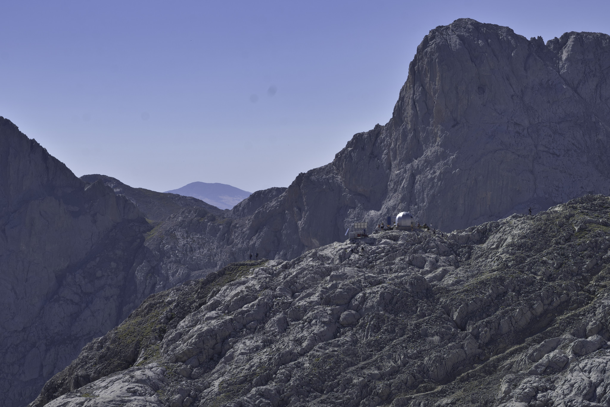 The small Refugio Cabaña Verónica sits on a rocky ridge. A futuristic refuge that hold just 6 persons. behind rises a dramatic mountain