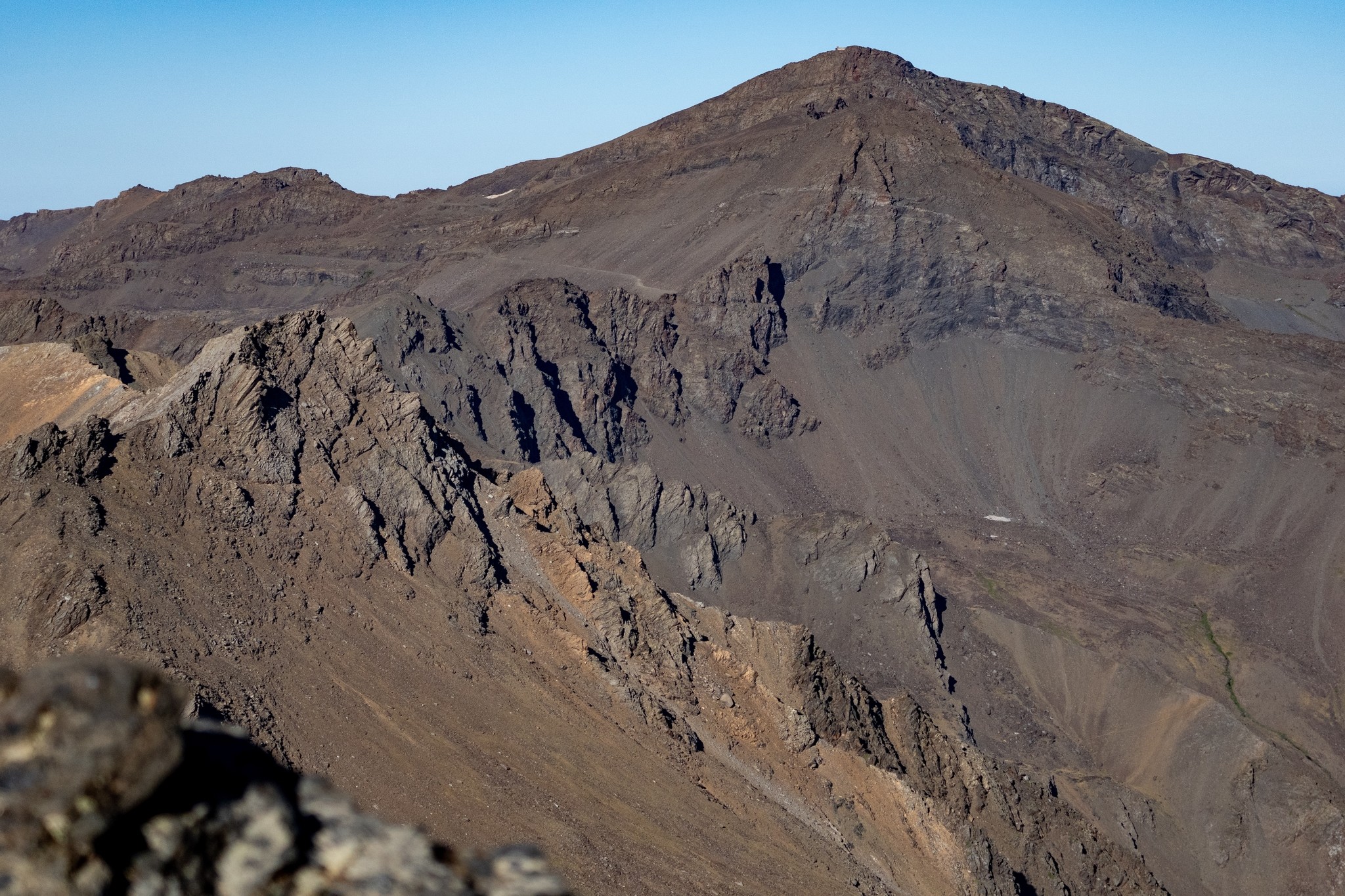 Puntal de la Caldera and the ridge to Cerro los Machos and Veleta. In the far distance on the left is the Collado de Carihuela. The refuge can just be seen