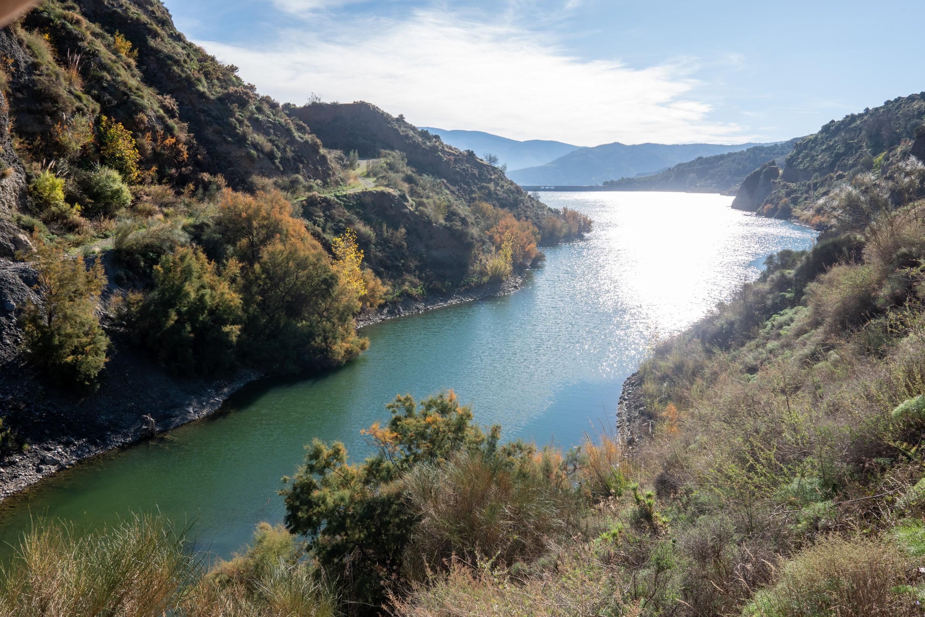 A bay at the Embalse de Bezbar lake